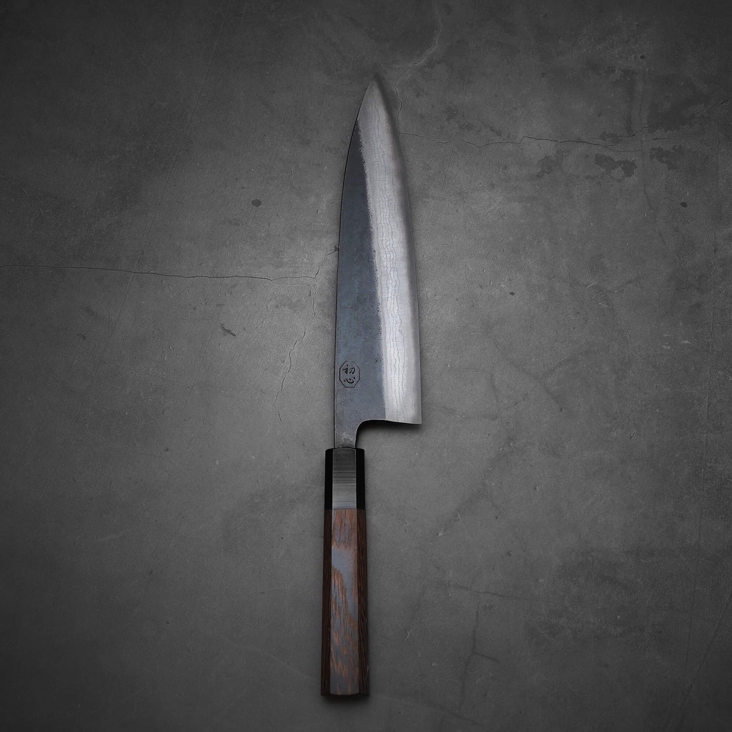 Top view of Hatsukokoro Kumokage gyuto knife in vertical position