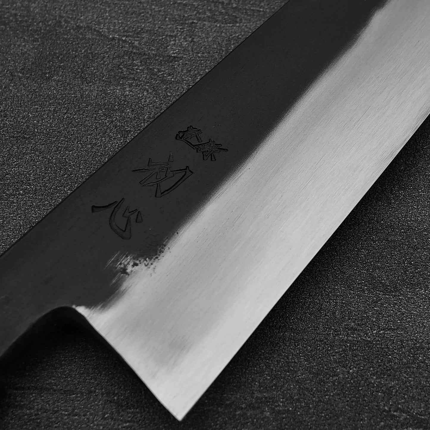 Close up view of the kanji of Hatsukokoro Yoake kurouchi aogami#1 gyuto