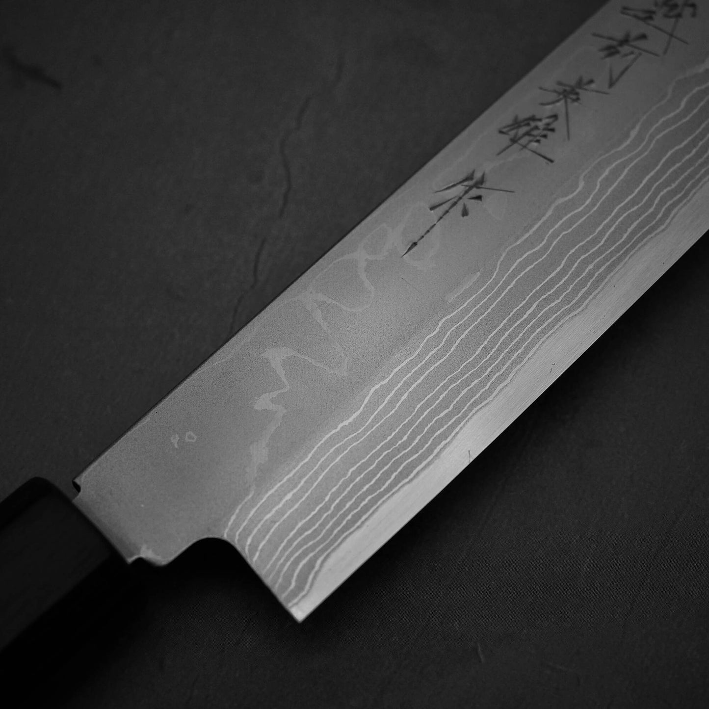 Close up view around the heel of Hideo Kitaoka damascus shirogami#2 yanagiba 270mm