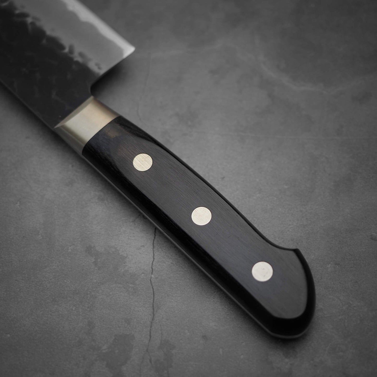 Close up view of the handle of Ittosai Kotetsu tsuchime kurouchi aogami super kiritsuke gyuto