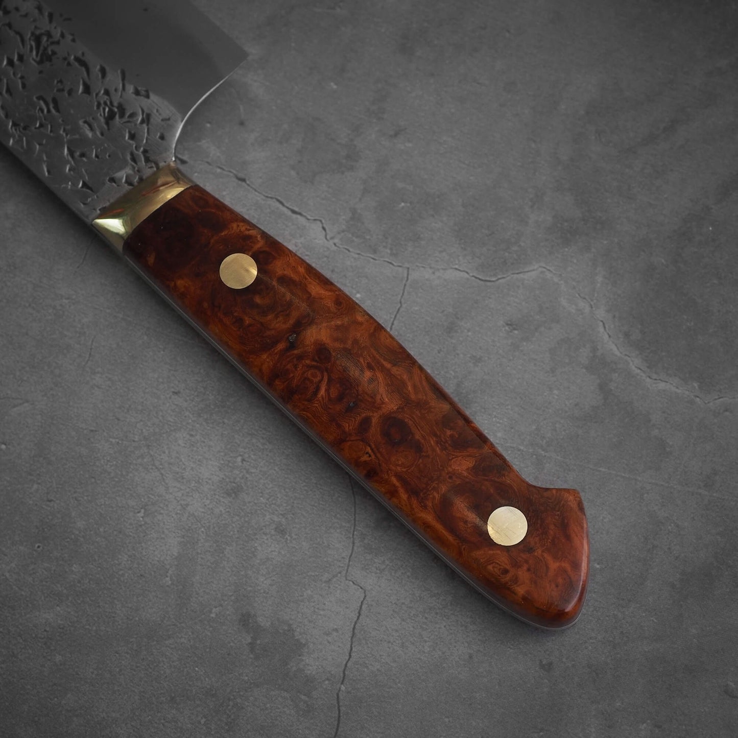 Top view of the handle of 220mm Kisuke Manaka tsuchime honwarikomi shirogami#2 gyuto knife.