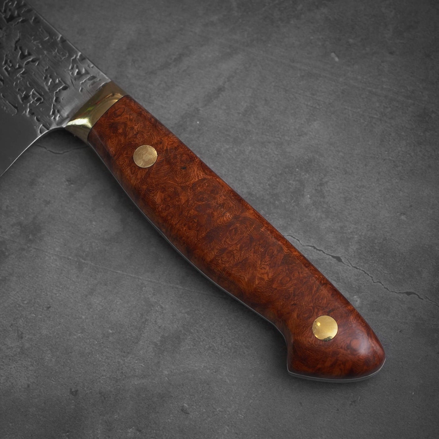 Close up view of the other side of the handle of 240mm Kisuke Manaka tsuchime honwarikomi shirogami#2 gyuto knife