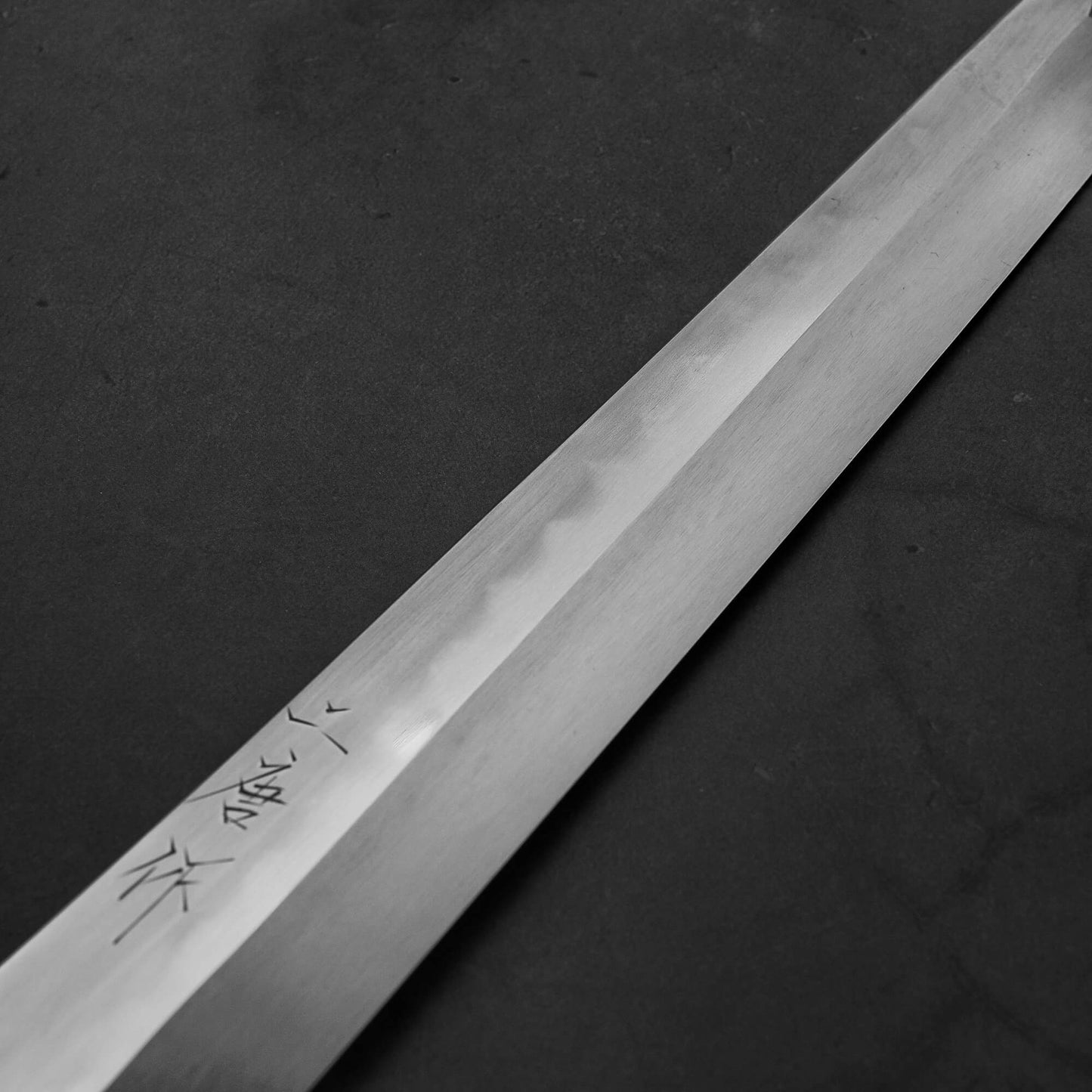 Close up view of the Nigara honyaki sakimaru forged by Tsuyoshi Yoshizawa. This honyaki is hand-forged made of aogami#2 steel.
