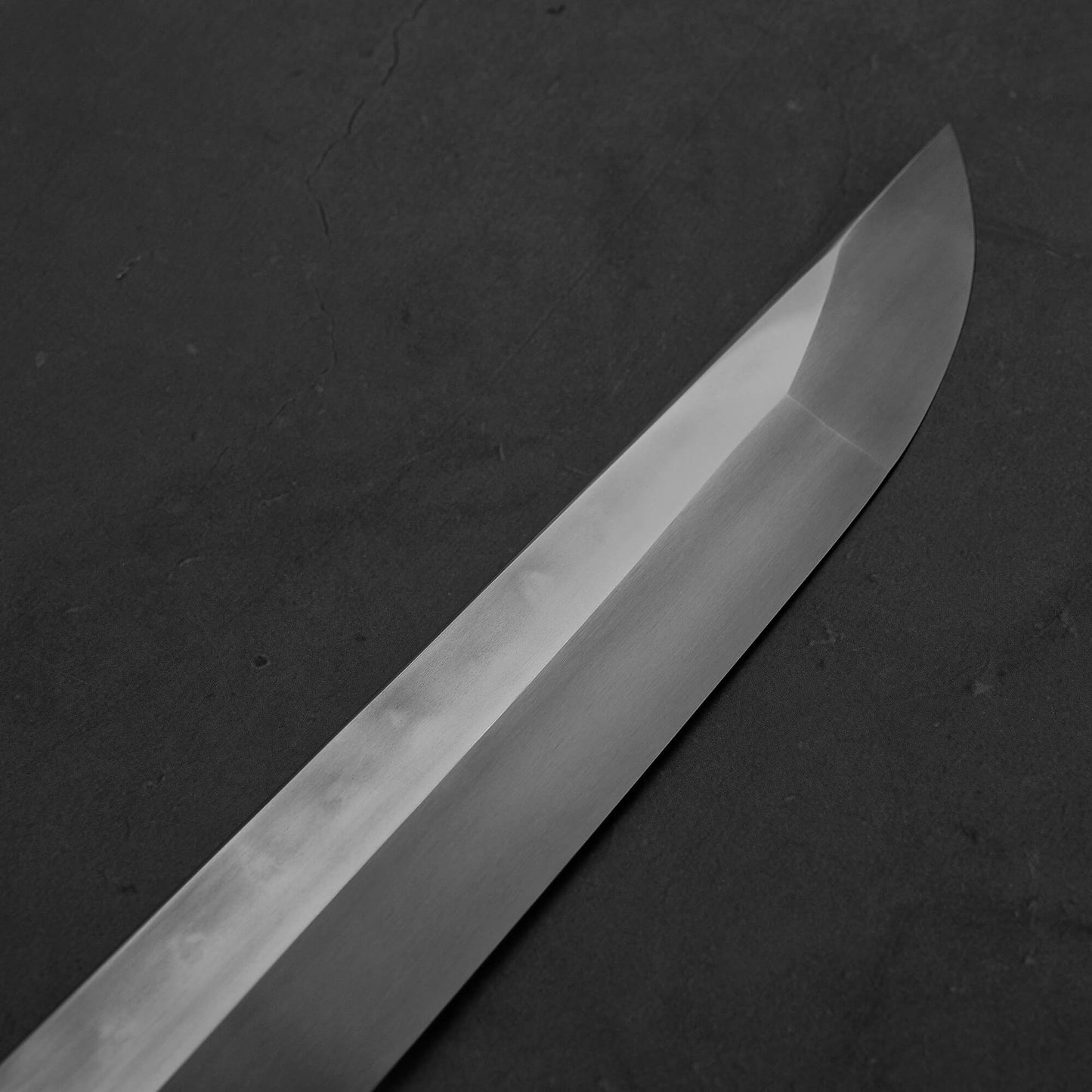Close up view of Nigara honyaki sakimaru forged by Tsuyoshi Yoshizawa. This honyaki is hand-forged made of aogami#2 steel.