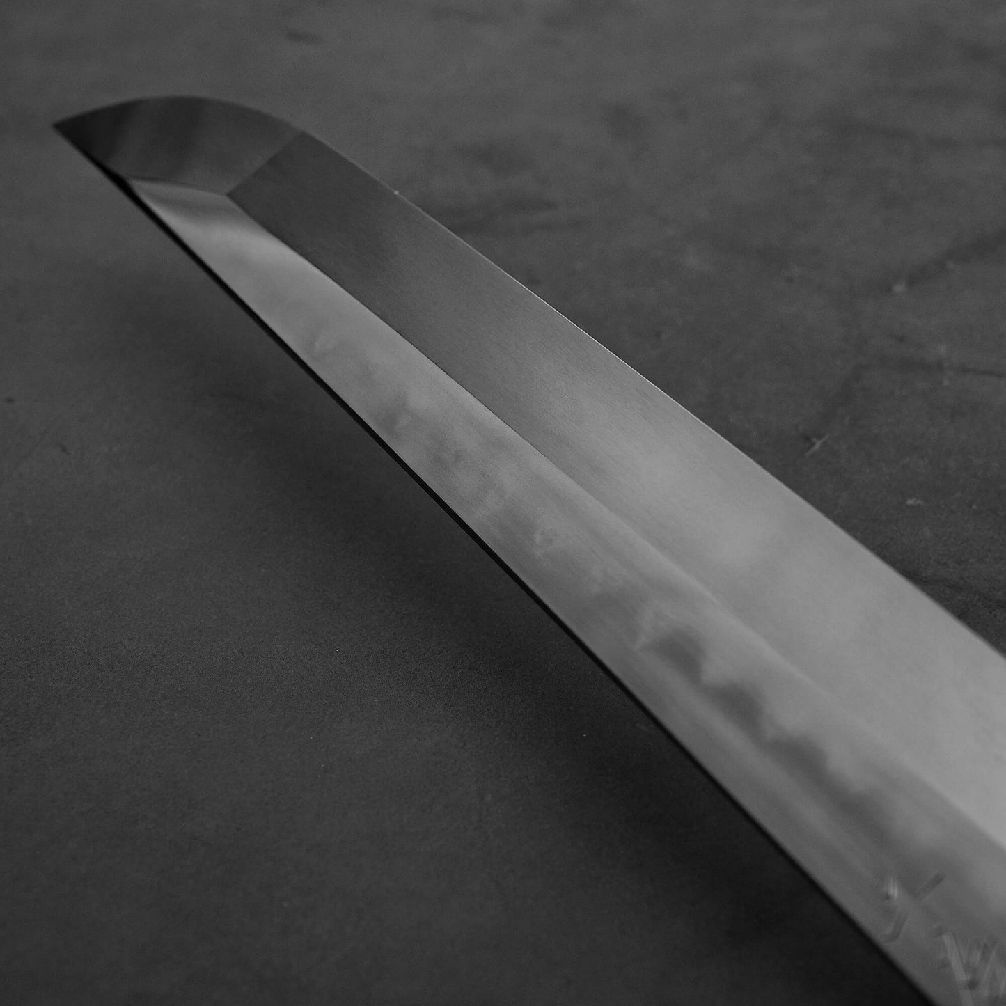 Close up view of Nigara honyaki sakimaru forged by Tsuyoshi Yoshizawa. This honyaki is hand-forged made of aogami#2 steel.