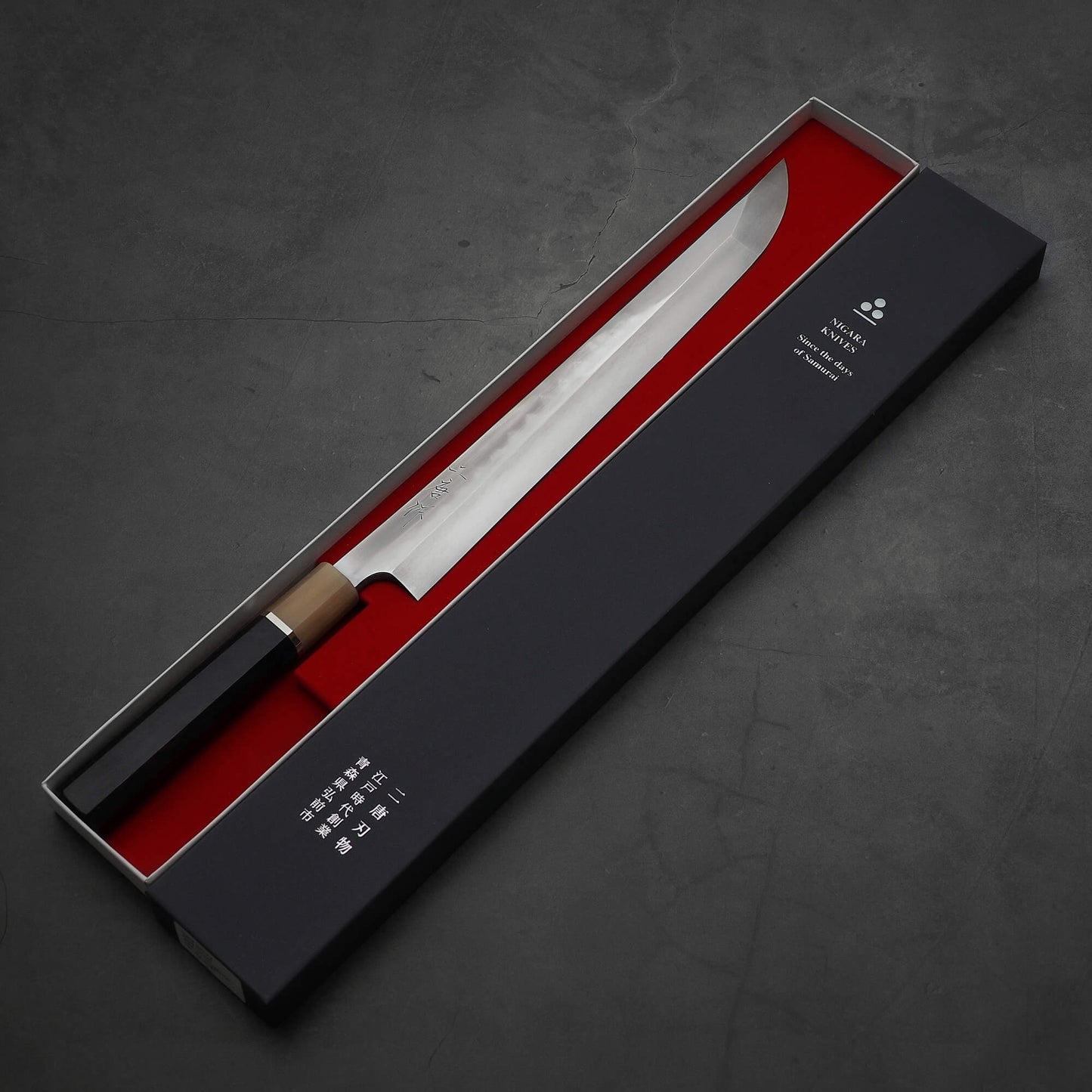 Top down view of Nigara honyaki sakimaru forged by Tsuyoshi Yoshizawa. This honyaki is hand-forged made of aogami#2 steel. Knife is inside its box