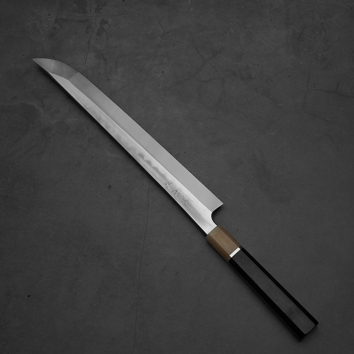 Top down view of Nigara honyaki sakimaru forged by Tsuyoshi Yoshizawa. This honyaki is hand-forged made of aogami#2 steel.
