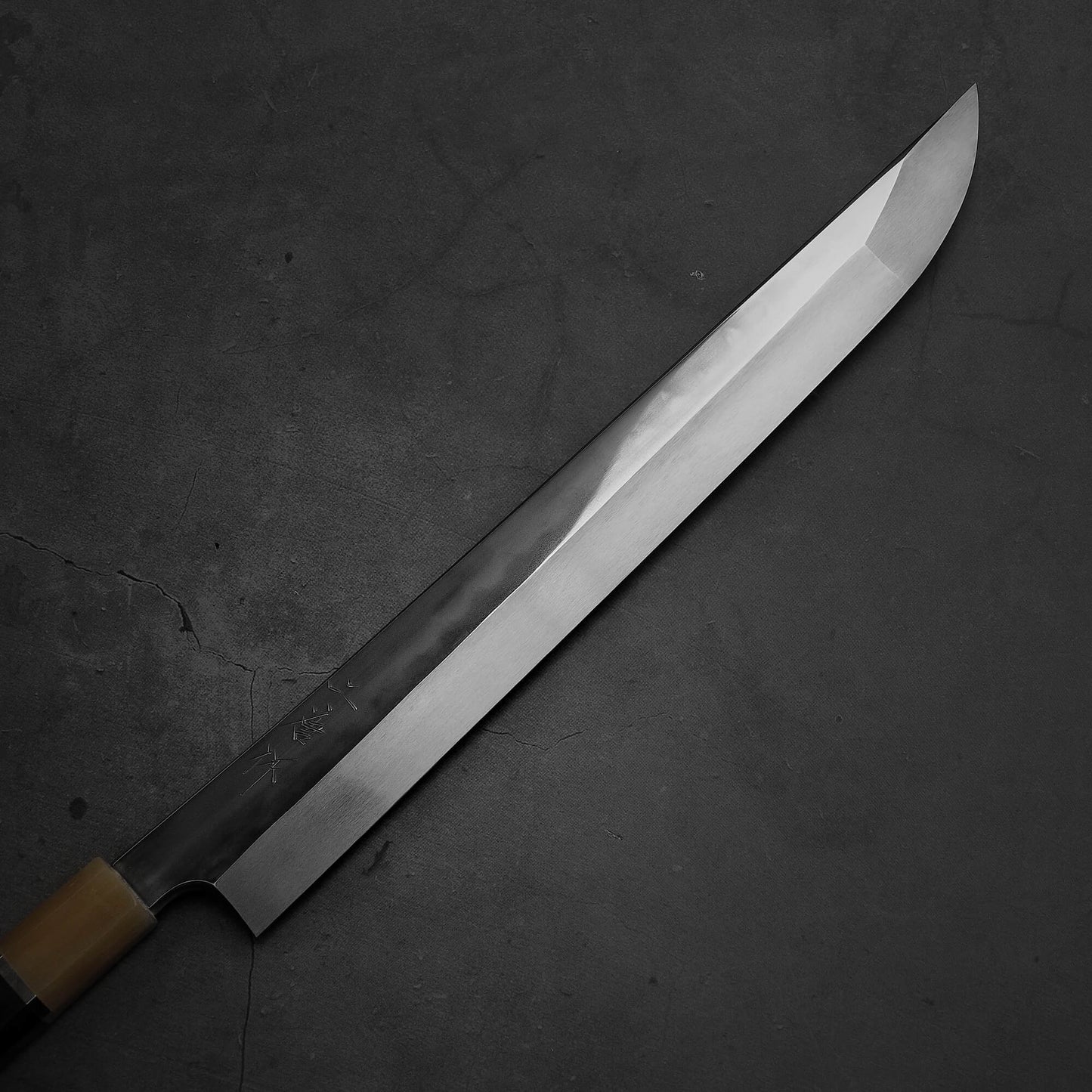 Close up view of Nigara honyaki sakimaru forged by Tsuyoshi Yoshizawa. This honyaki is hand-forged made of aogami#2 steel.