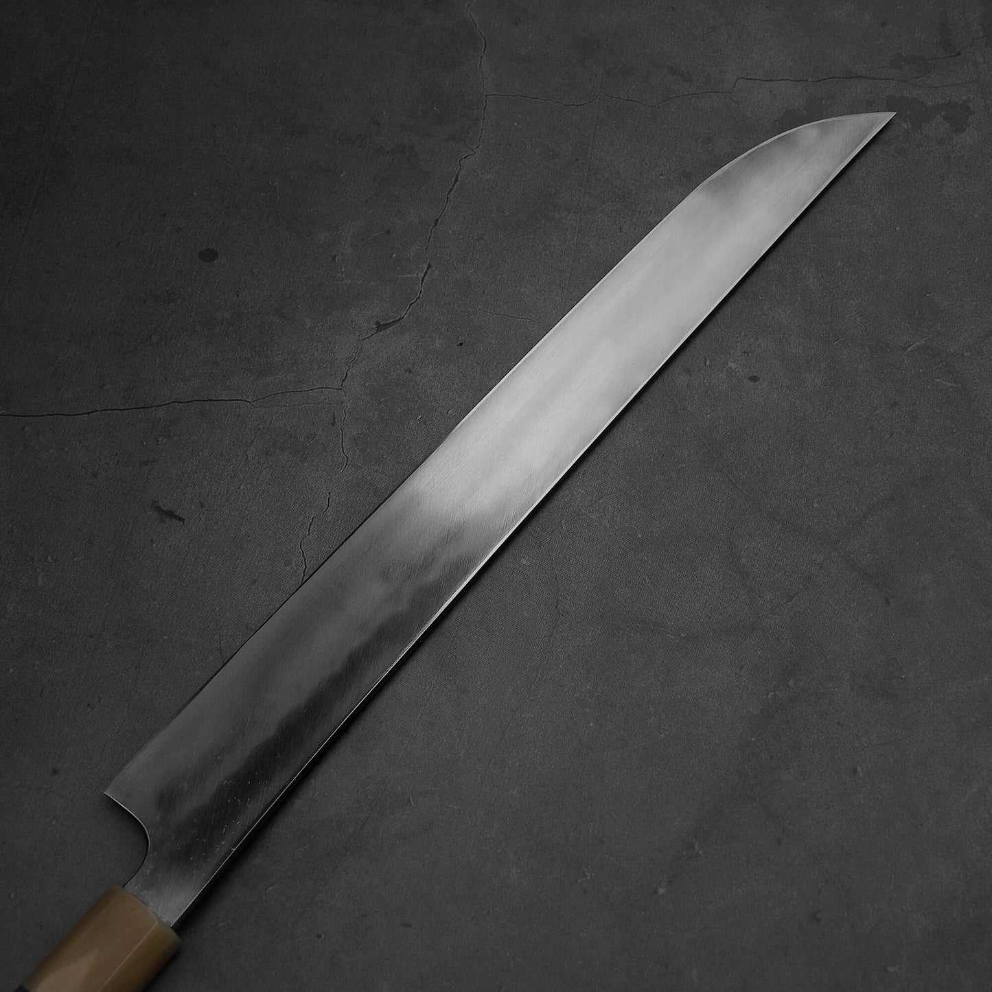 Top down view of the back side of Nigara honyaki sakimaru forged by Tsuyoshi Yoshizawa. This honyaki is hand-forged made of aogami#2 steel.