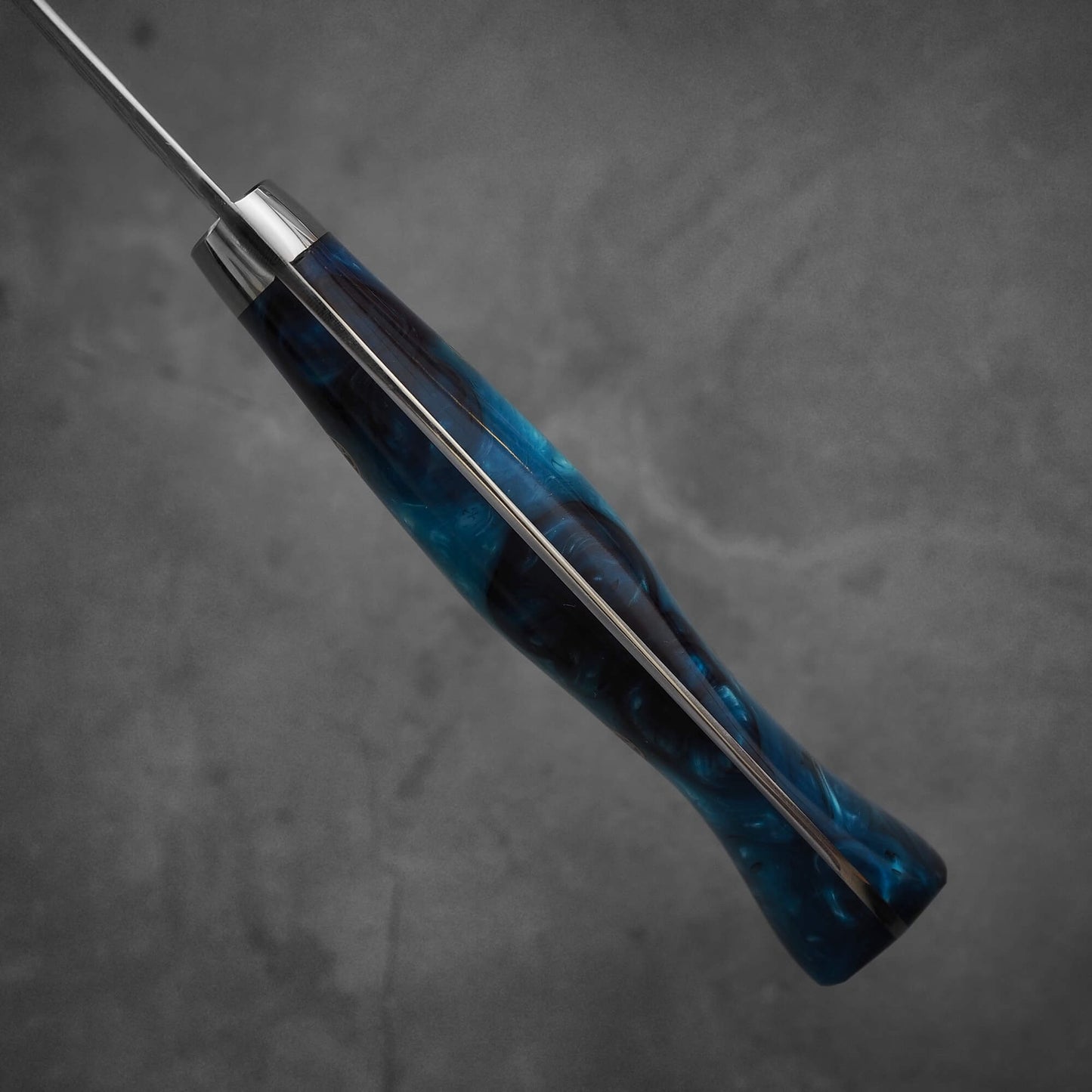 Top view of the handle of 210mm Nigara tsuchime SG2 gyuto knife with blue handle
