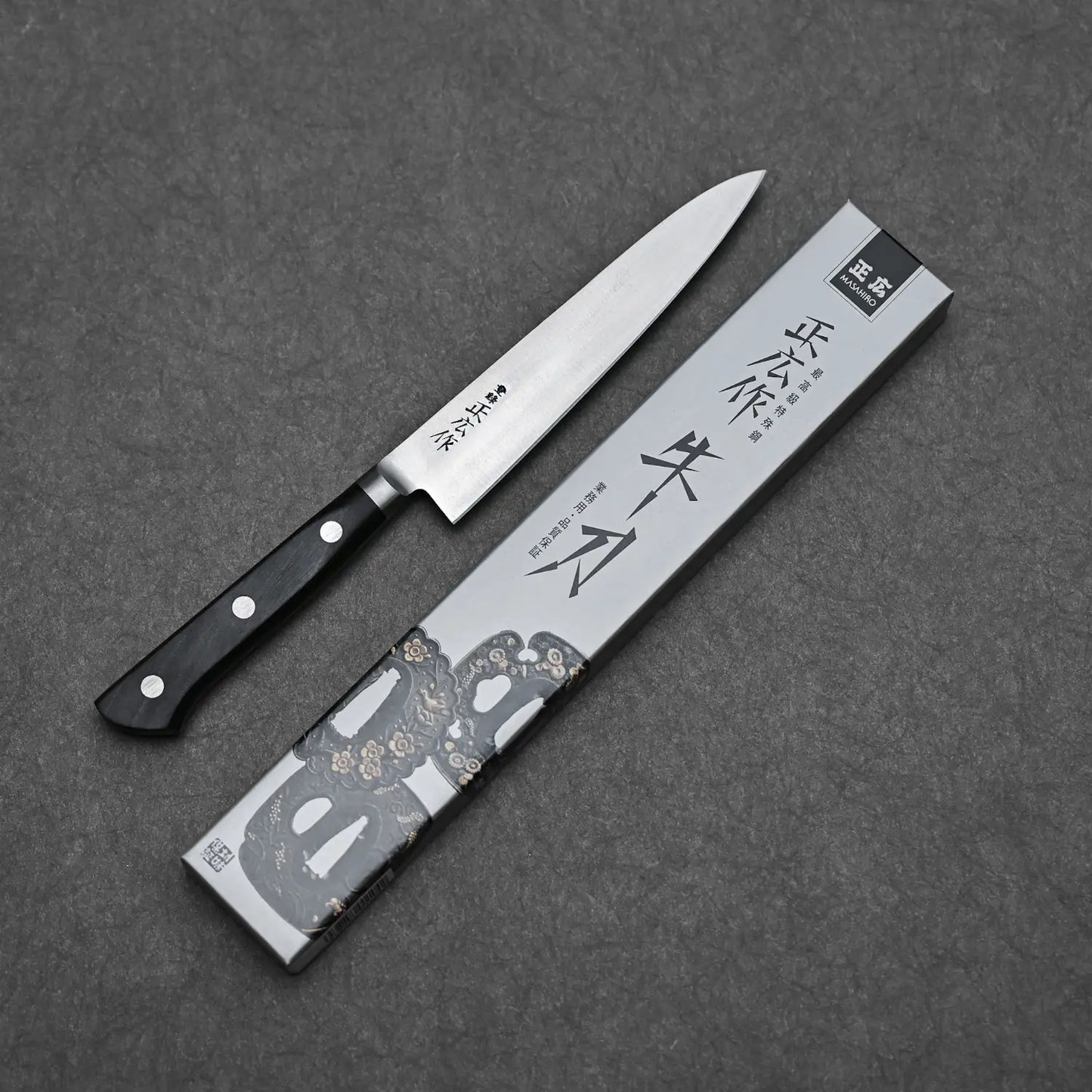 Complete blade profile of the Masahiro with its box beside it