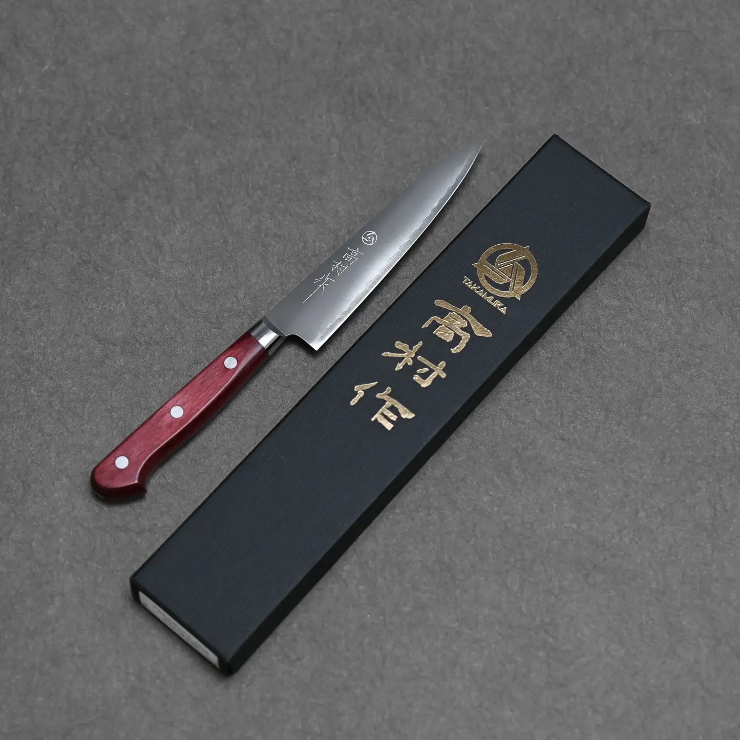 Complete blade profile of the Takamura petty with its box beside it
