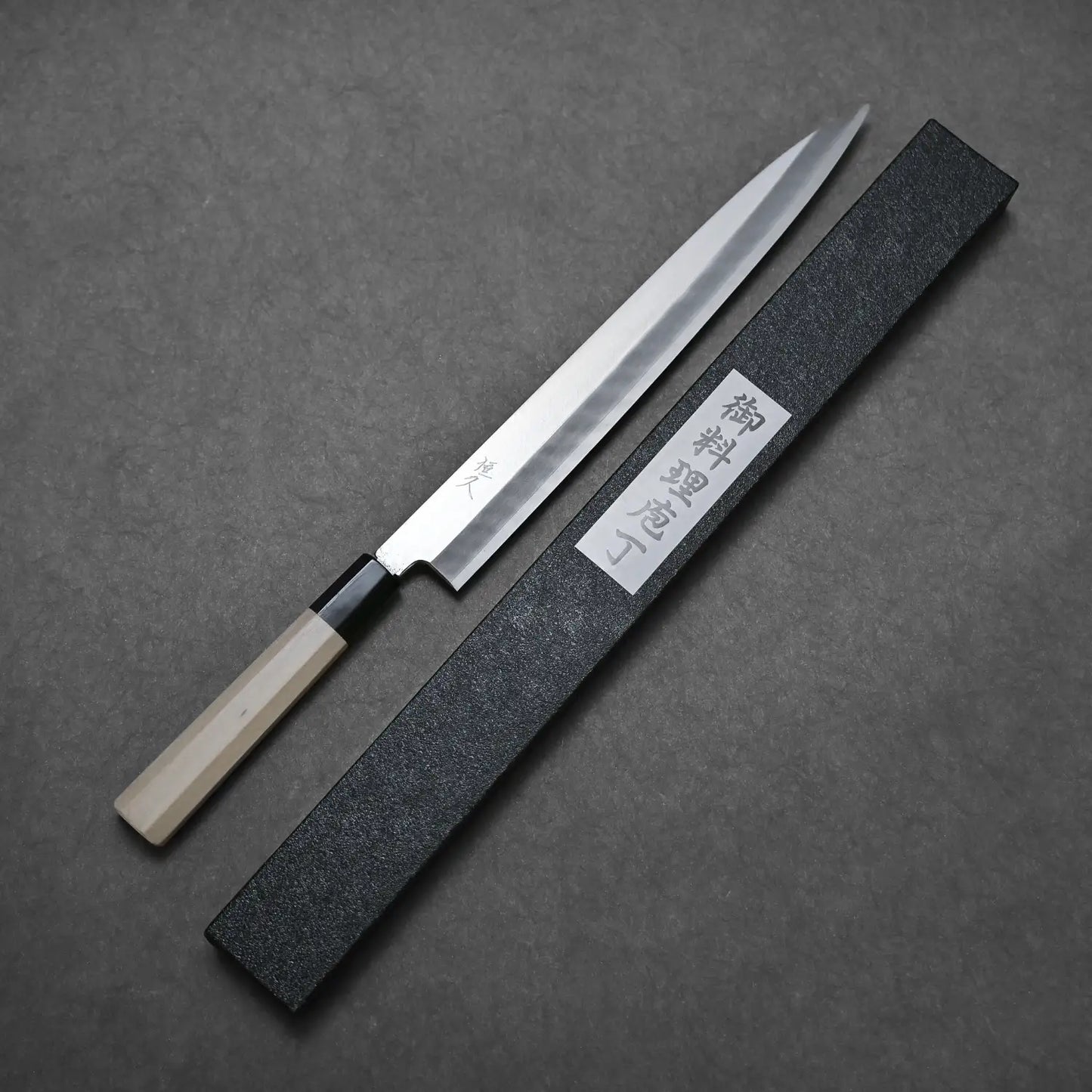 Complete blade profile of the ginsan yanagi with its box beside it
