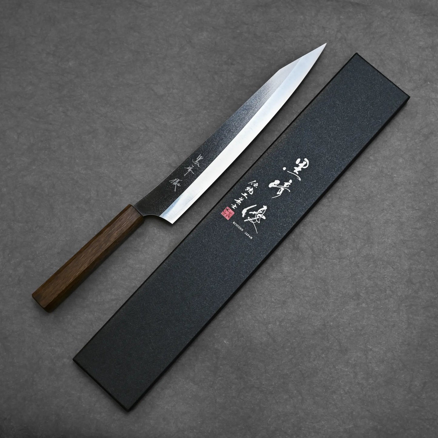 Complete blade profile of the VG-XEOS slicer with its box beside it