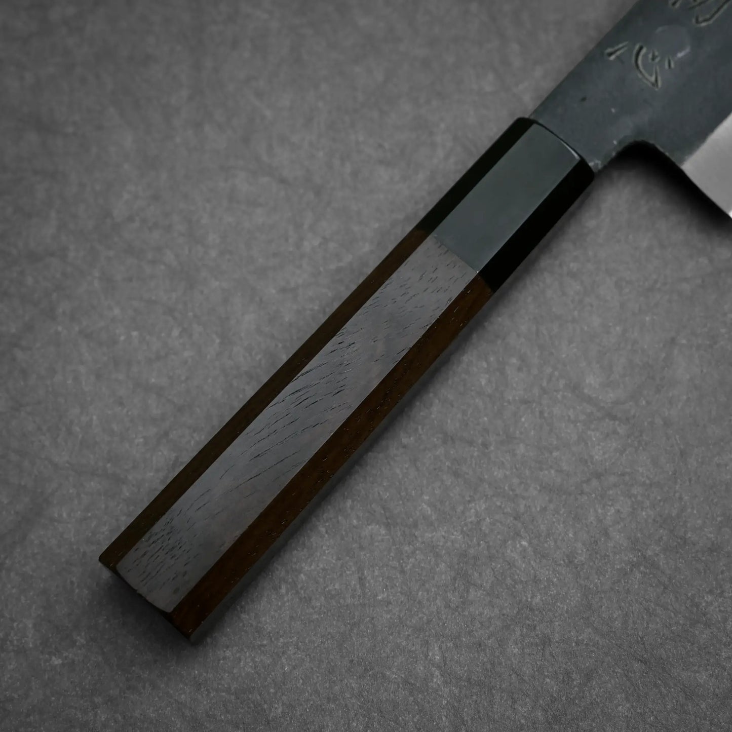 Close-up shot of the handle of 180mm Hatsukokoro Aosagi kurouchi aogami#2 santoku knife