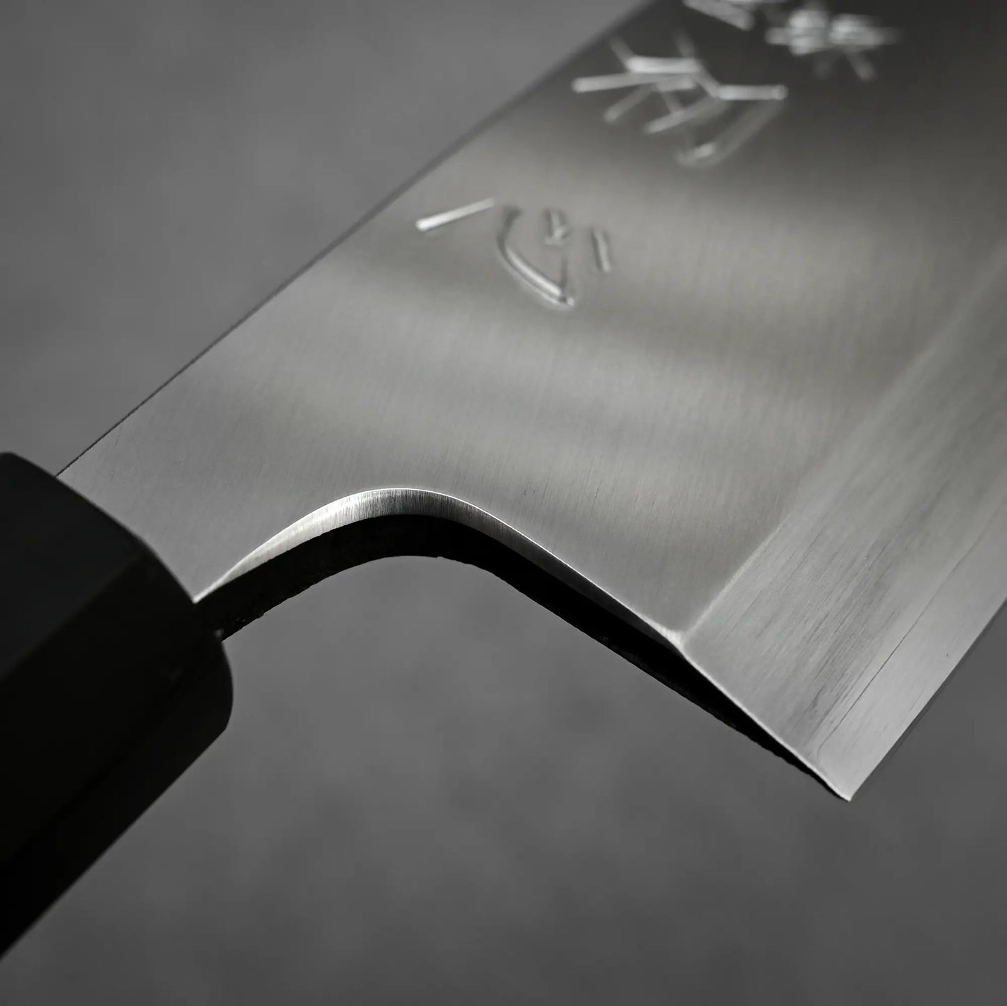 Close-up shot of the choil of 180mm Hatsukokoro Shirasagi ginsan deba knife