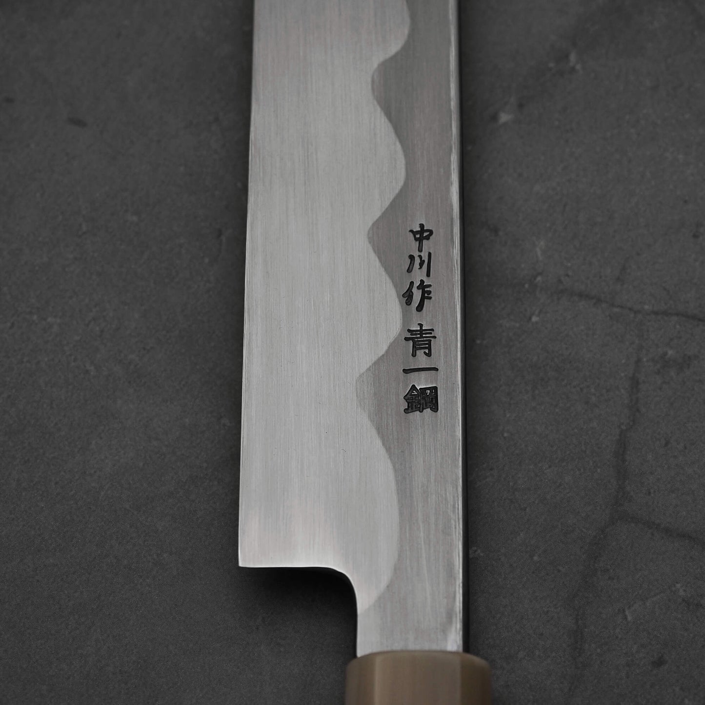 Close up view of the kanji of Nakagawa yanagiba with aogami#1 steel. This sushi knife is sharpened by Morihiro hamono. 