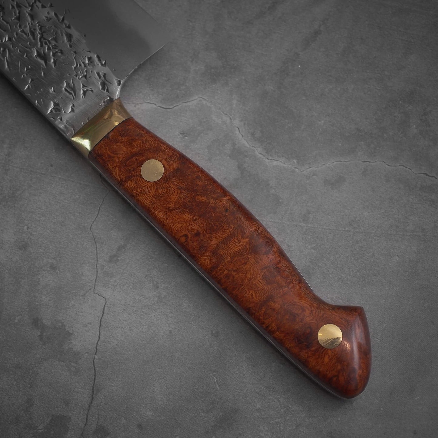 Close up and top view of the handle of 240mm Kisuke Manaka tsuchime honwarikomi shirogami#2 gyuto knife