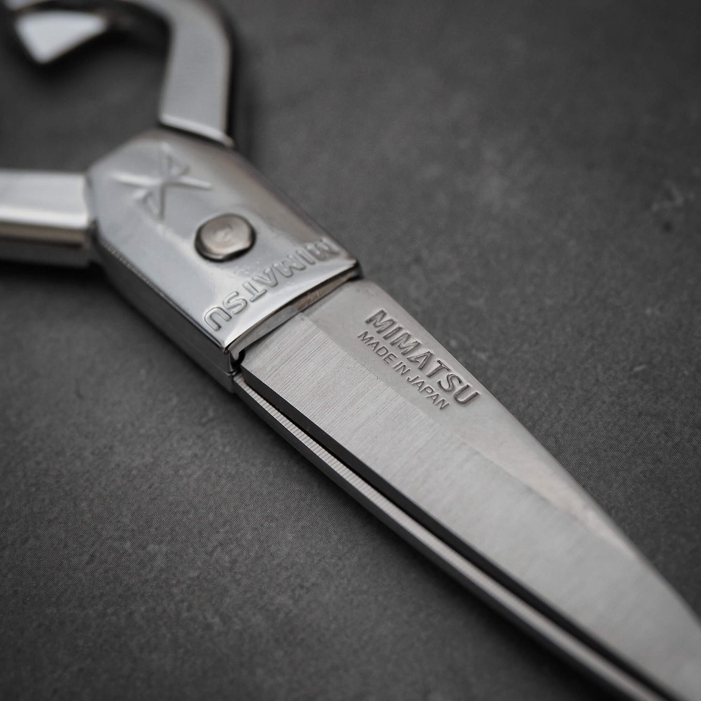 Close up view of the blade of Mimatsu 200mm kitchen shears: Japan-made all-stainless, durable shears for a variety of kitchen tasks. 