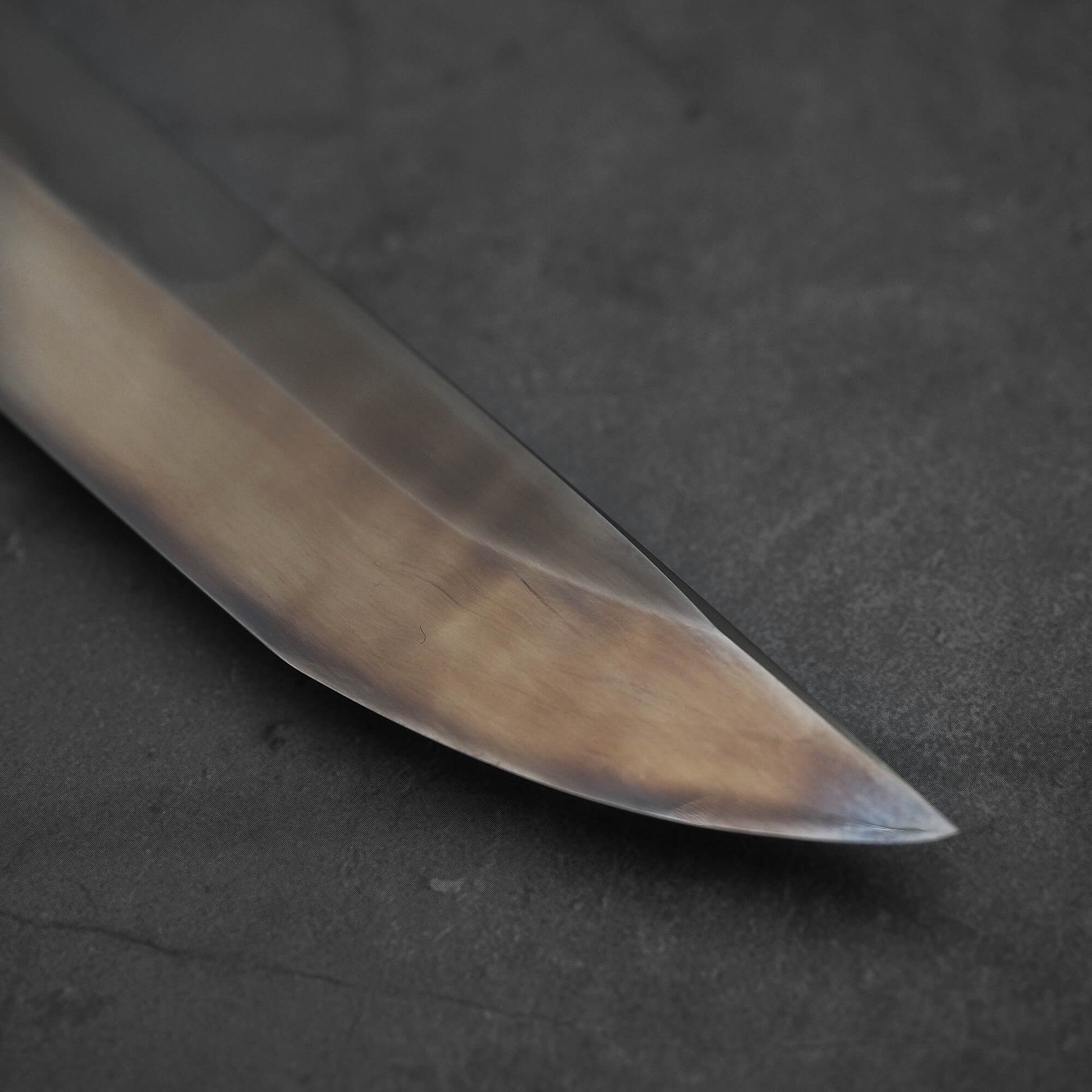 Close up view of Nigara shirogami#1 mizuhonyaki sakimaru yanagiba. Image focuses on the tip of the knife.
