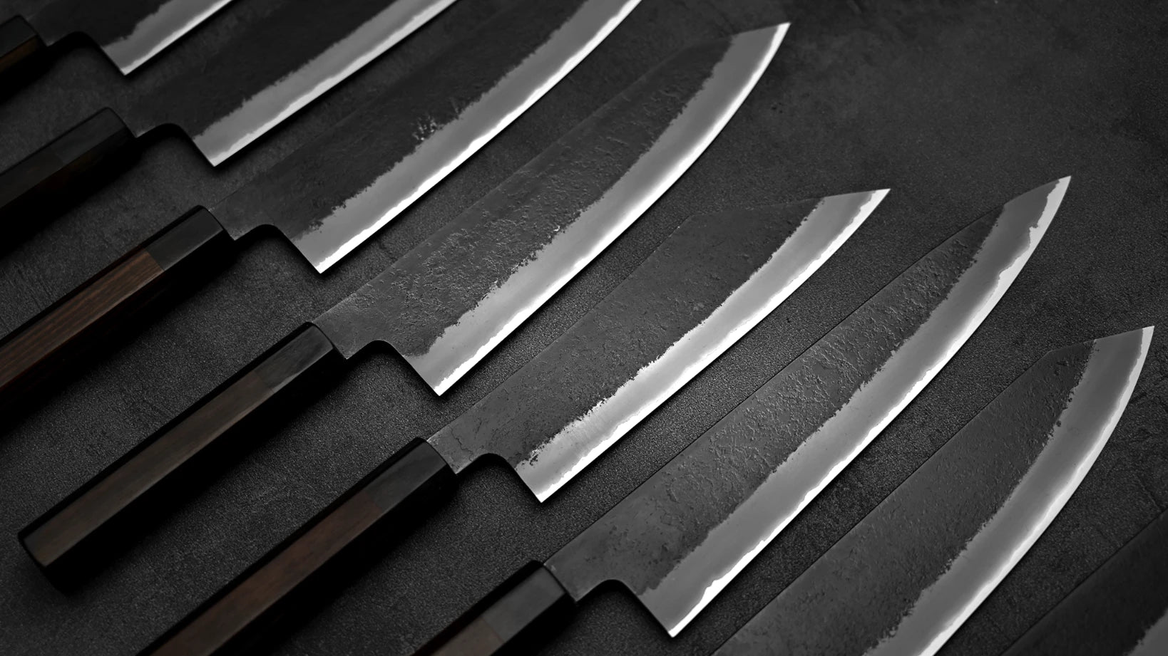A group photo of Japanese knives hand-forged by Mutsumi Hinoura