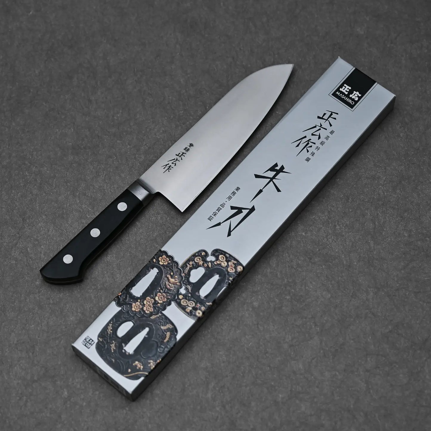 Complete blade profile of the Masahiro blade with its box beside it