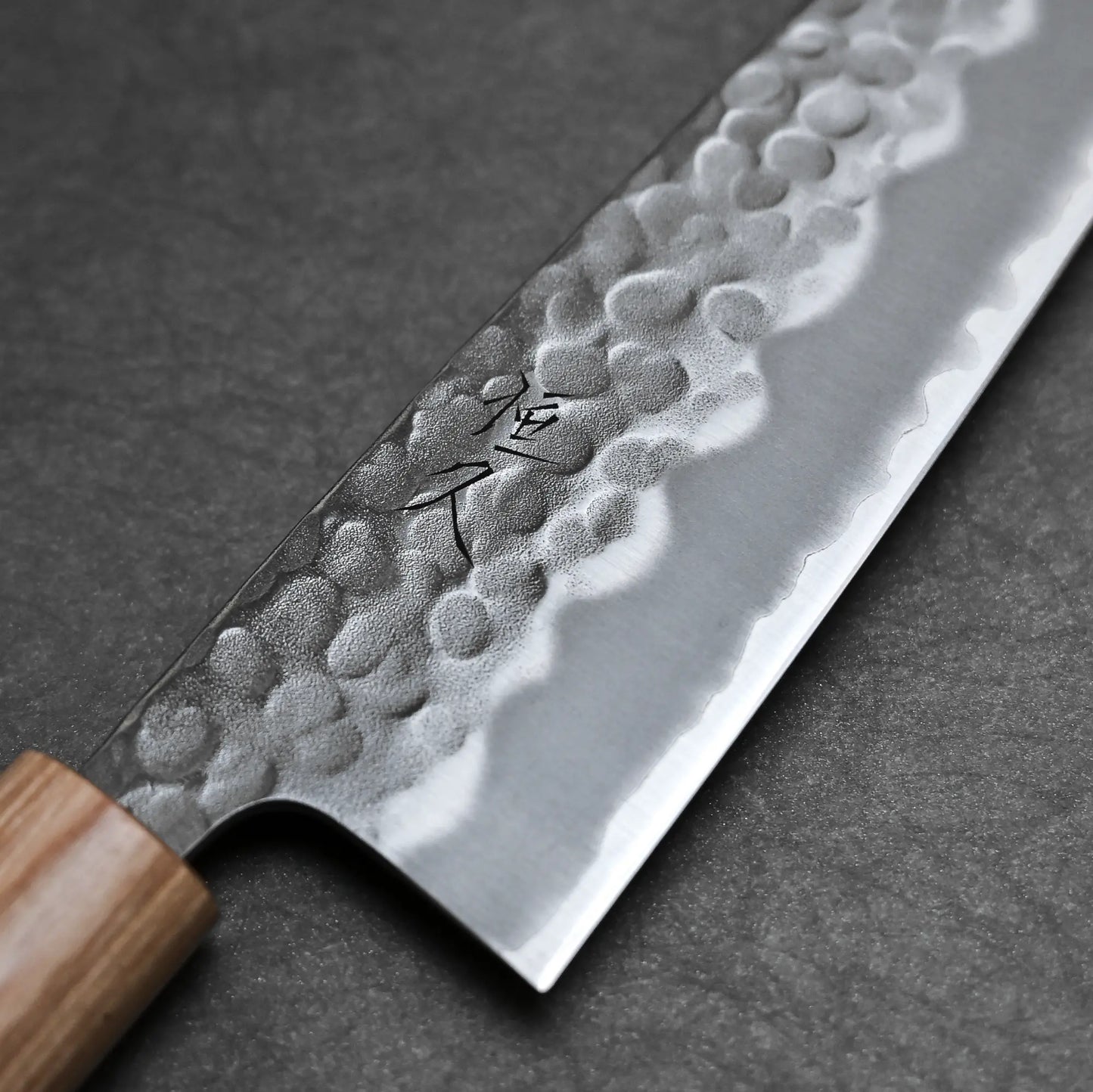 Close-u shot of the right side view of 170mm Tsunehisa knife tsuchime shirogami#2 santoku