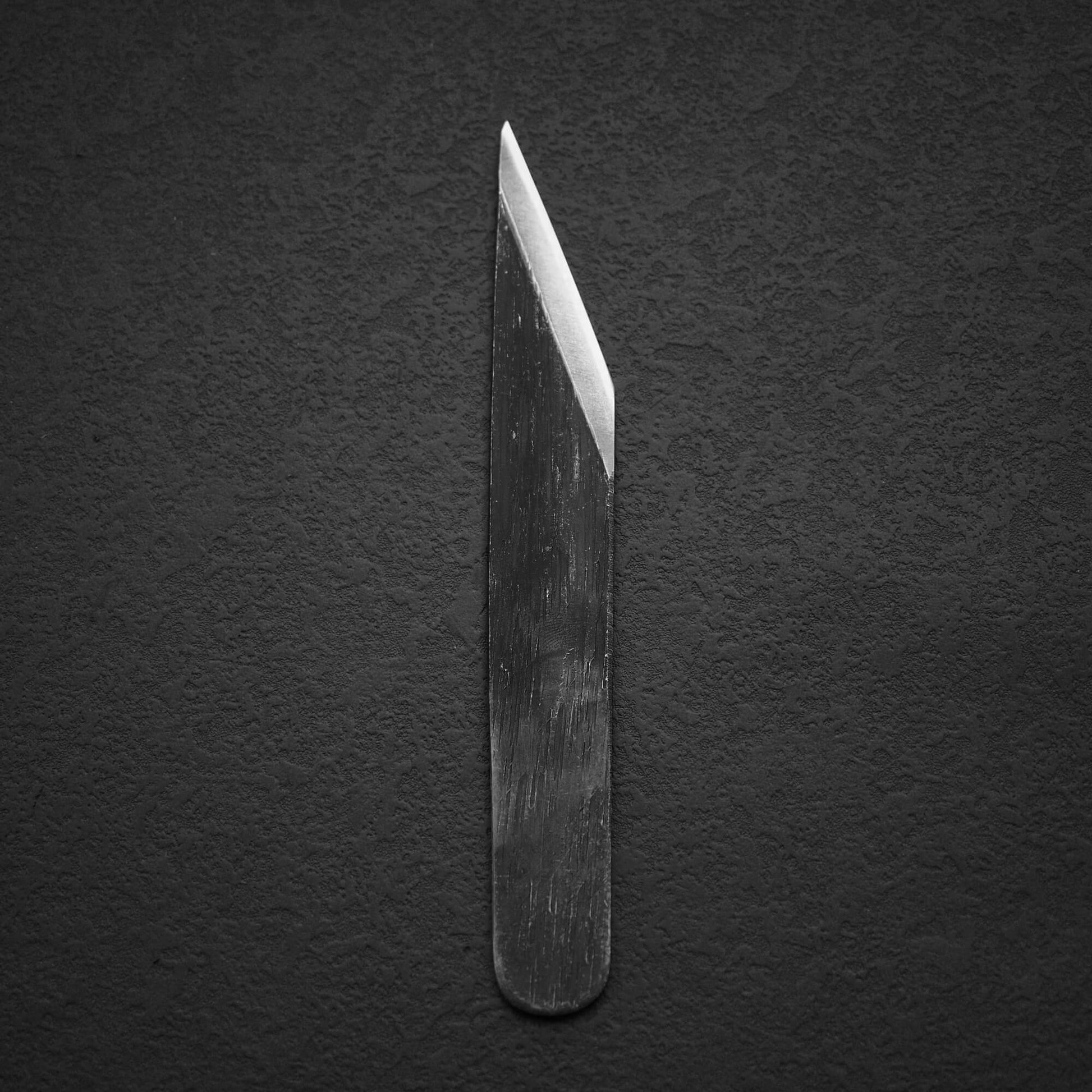 Top view of Kiridashi AS 24mm. Product is in vertical postion